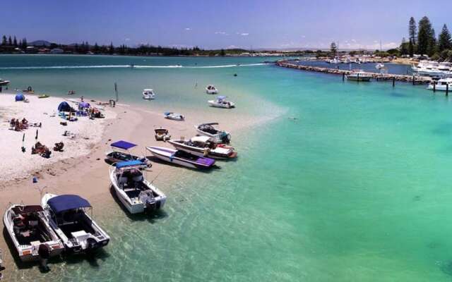 26 Wallis View - Opposite the Lake - 3 Bedroom Apartment