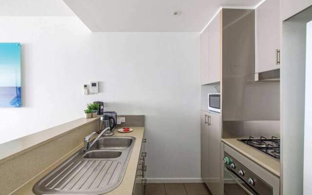 Beautiful 2BR APT With Balcony, Pool and Gym