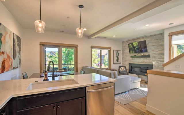 Charming Cle Elum Townhome w/ Balcony & Views