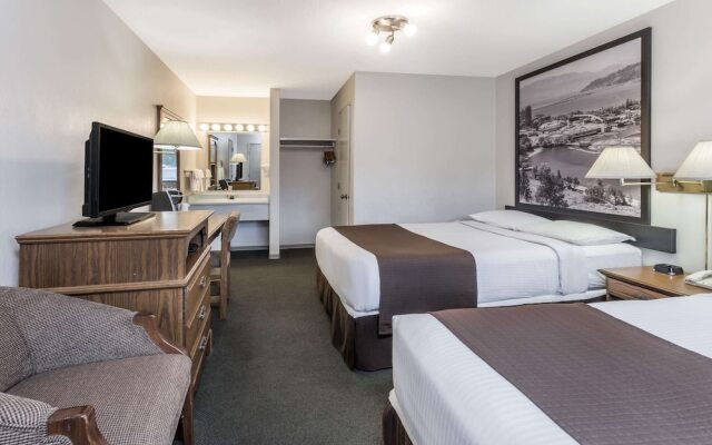 Super 8 by Wyndham Kelowna Bc