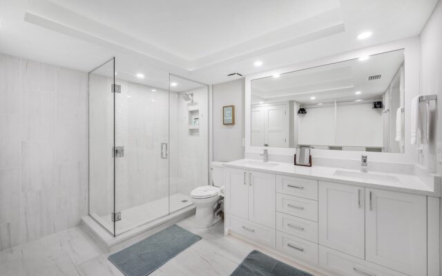 Beachfront Condo With Panoramic Ocean Views and Pool