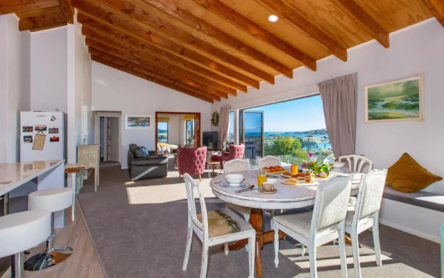 Sunshine Lookout - Raglan Holiday Home