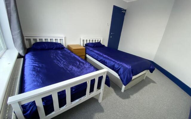 Harewood Lodge - Single and Double Rooms Self Serve Apartment