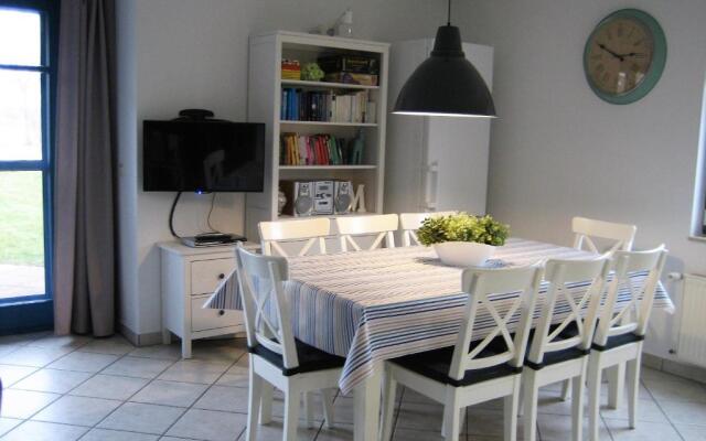 Komfortables Reetdachferienhaus Hasel 1