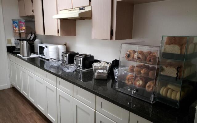 Howard Johnson Express Inn And Suites Lakes Front