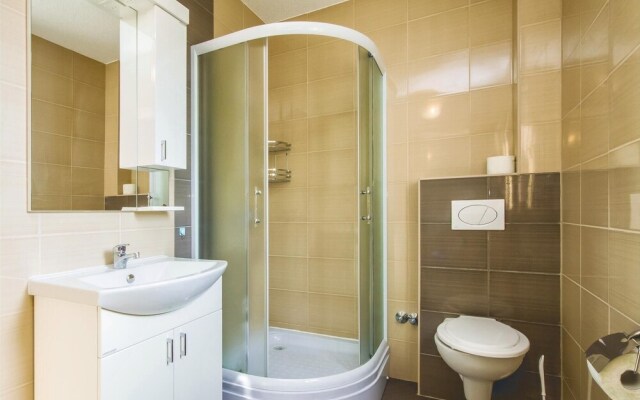 Stunning Home in Mali Rat With Wifi and 3 Bedrooms