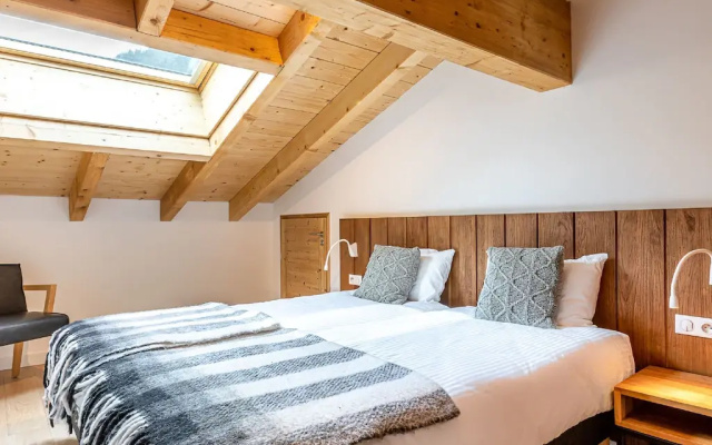 Penthouse with spacious balcony, ski lift 1.5 km away.