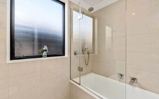 Central Queenstown 3-Bed Villa by Staysouth