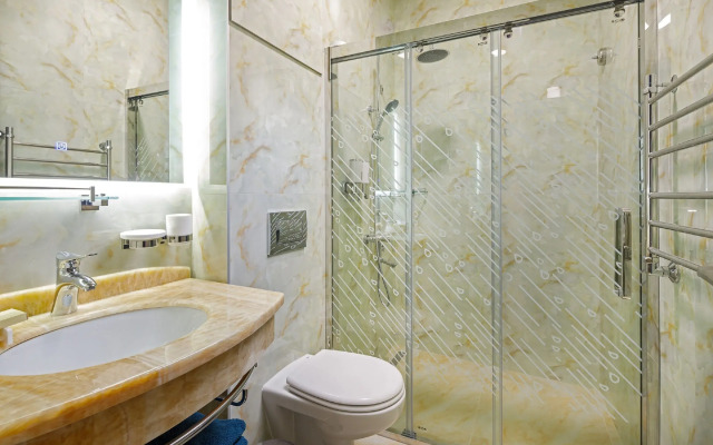 Mini-Hotel Biography