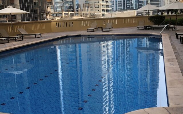 Luxury Waterfront Apartment with Beach Access