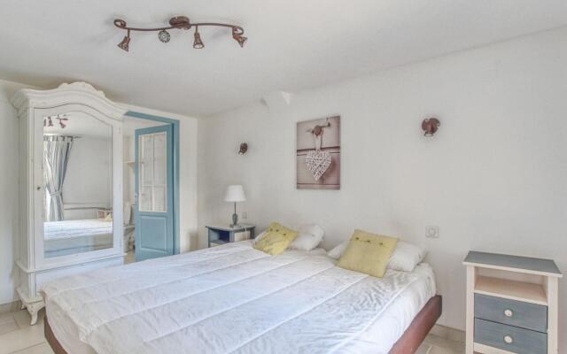 Garden-View Holiday Home in Dégagnac with Jacuzzi