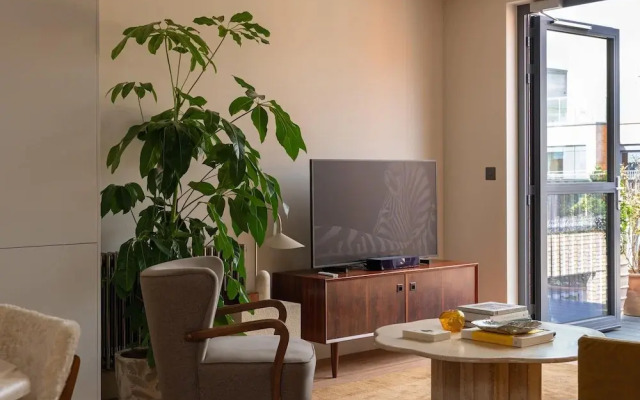 Stylish City Flat With Private Balcony