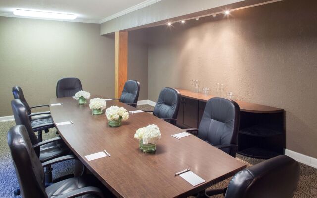 Cloverleaf Suites Kansas City - Overland Park