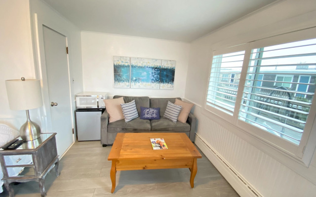 Vineyard Harbor Motel - Private Beach