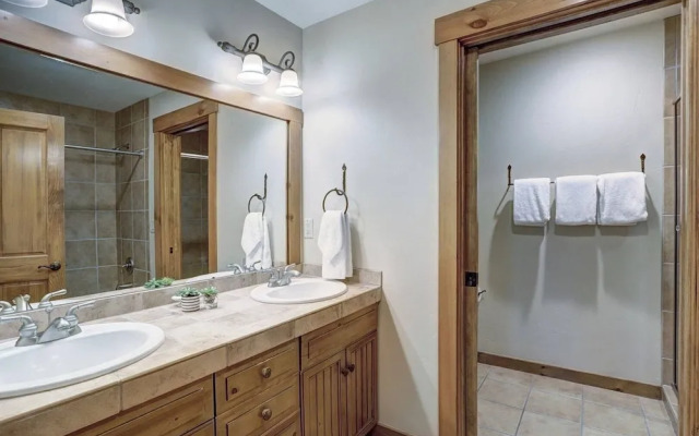 Ski-in Mountain Thunder Lodge 2 Bedroom Condo