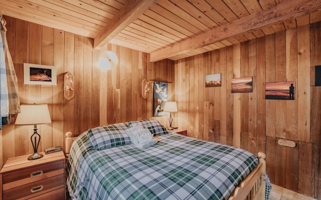 53mbr - Hot Tub - Wi-fi - Sleeps 6 1 Bedroom Home by RedAwning