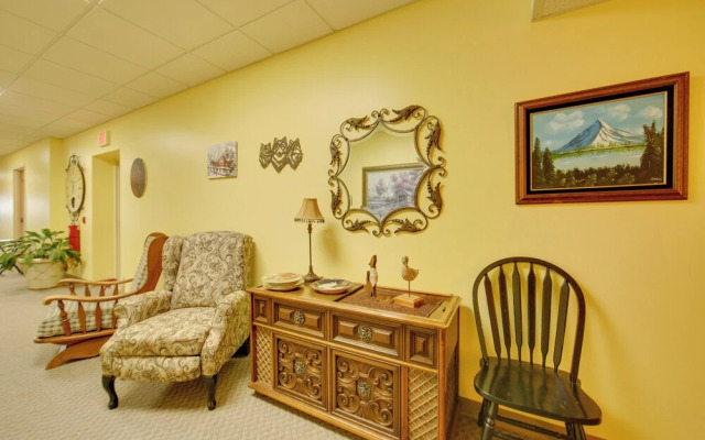 Conference Center & Pond: New Kensington Apartment