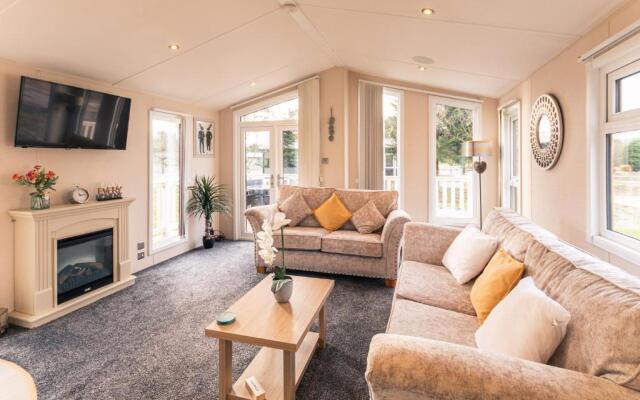 Juniper Lodge with Hot Tub