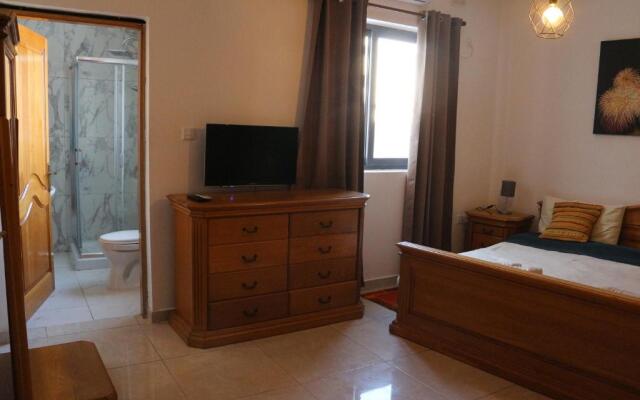 XL Central Home - Sleeps 10 people