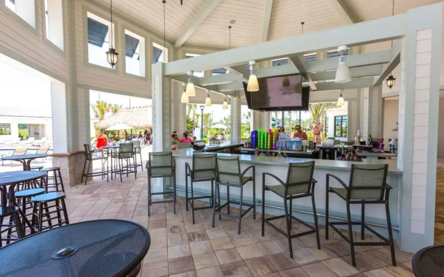 Amazing 4bdr Near Parks w Pool
