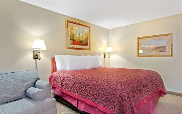 Days Inn and Suites by Wyndham St. Louis/Westport Plaza