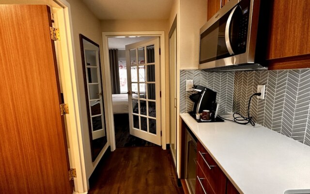 Newmarket Hotel & Suites