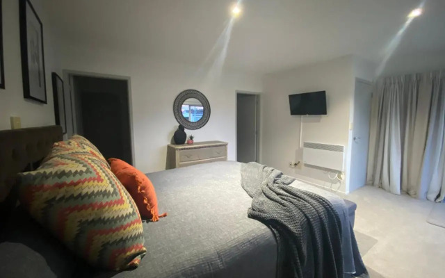 Modern Beach Apartment with Pool & Location