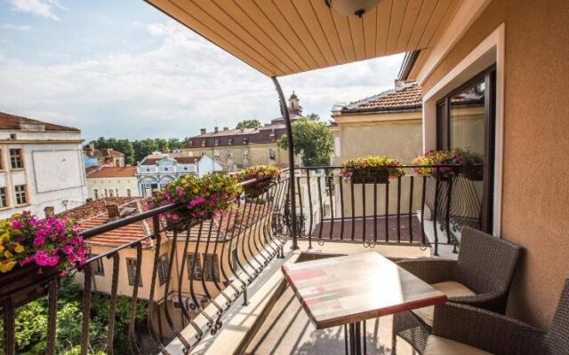 8 1/2 Art Guest House