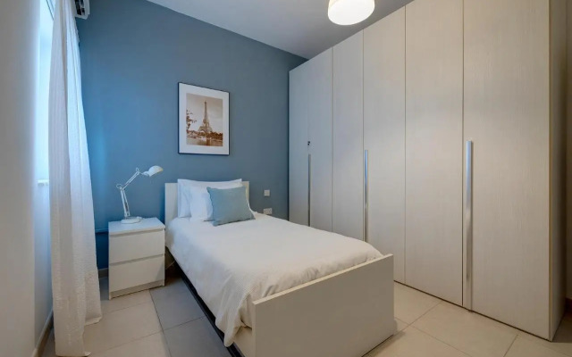 Seaside Bliss - 3BR Holiday Apartment Sliema