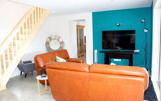 Villa With 5 Bedrooms in Panissières, With Indoor Pool, Enclosed Garden and Wifi - 56 km From the Slopes