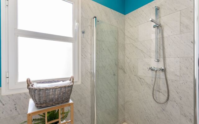 3 Bd Apartment With Balconies Next to Larios Street. Larios