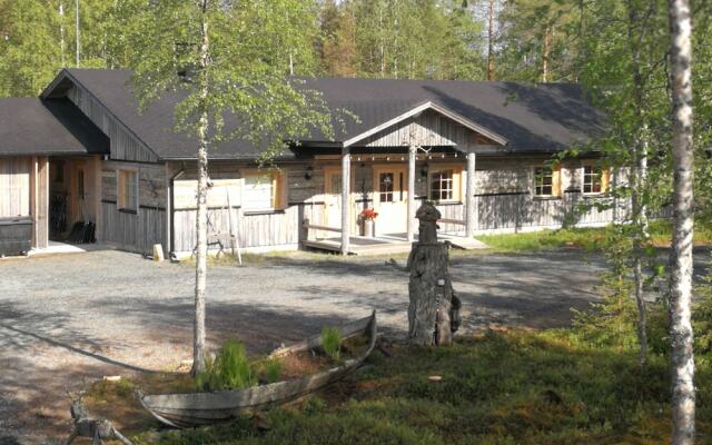 Isokenkäisten Klubi, Wilderness lodge