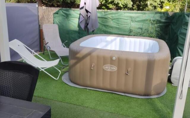 T2 45m2 avec extérieur, Jacuzzi et parking