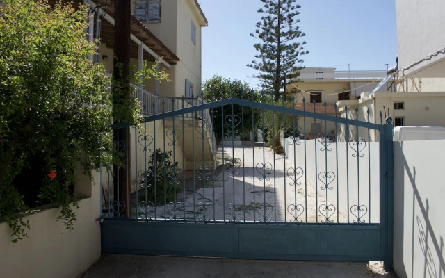 "spyros" 1-room Apartment - Simple, Cozy, Close to the Beach