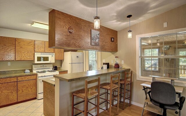 Fantasy Oaks Lodge 4 Bedroom Home by RedAwning