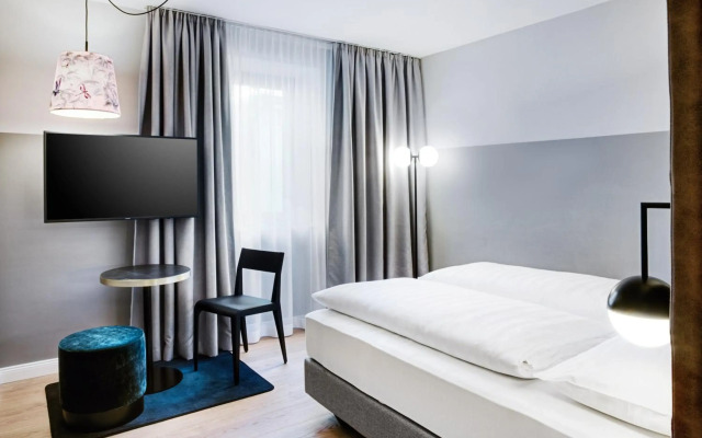Stage 12 Hotel by Penz
