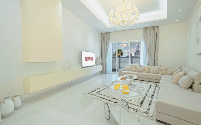 LUX White Modern Villa