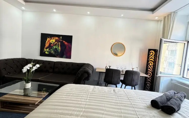Spacious 7BR Apartment Prime Location