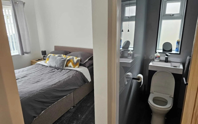 Modern, Spacious Walking Distance to Castle & Town