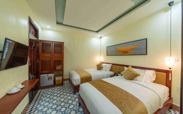The Lake Hoian Hotel