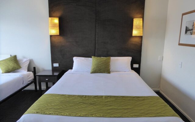 Four Canoes Hotel