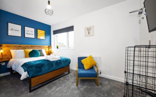 7 bedroom house ENSUITE Rooms, fully equipped kitchen, free WIFI, TVs in all rooms CITY CENTRE CLOSE TO A46 Inspire Homes