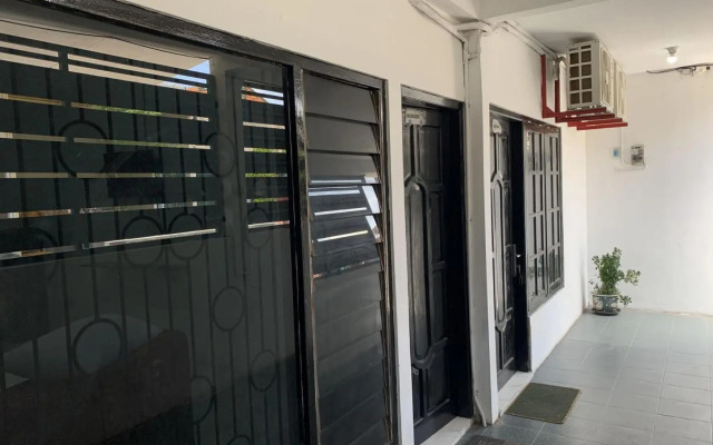 Recharge Cafe & Garasi Homestay