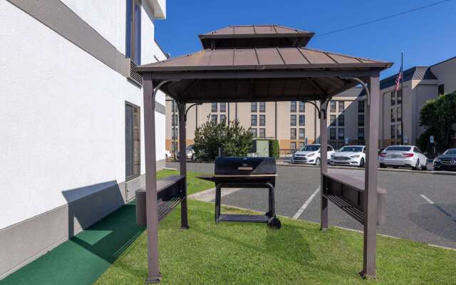 Days Inn & Suites by Wyndham Fort Bragg/Cross Creek Mall