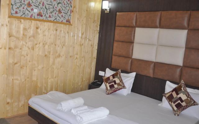 OYO 18872 Hotel Azad