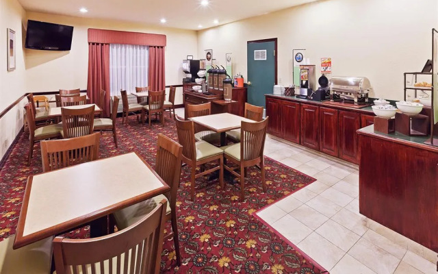 Country Inn & Suites Tulsa