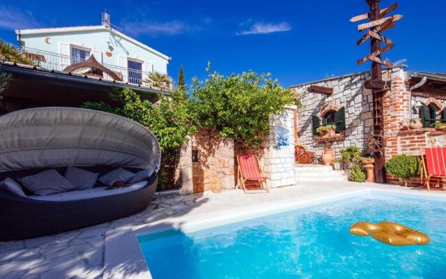 Beautiful Holiday Home With Private Pool, Nice Garden With Relax Area, Taverne