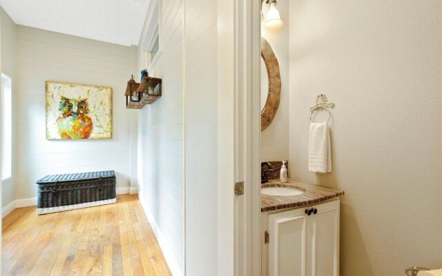 Heart of Fredericksburg w/Pool,Hot-Tub&Grill