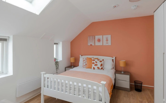 Wonderland - Fitzrovia - by Frankie Says