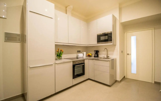 Bourgeois Apartment in Cultural Heritage Building by Ruterra